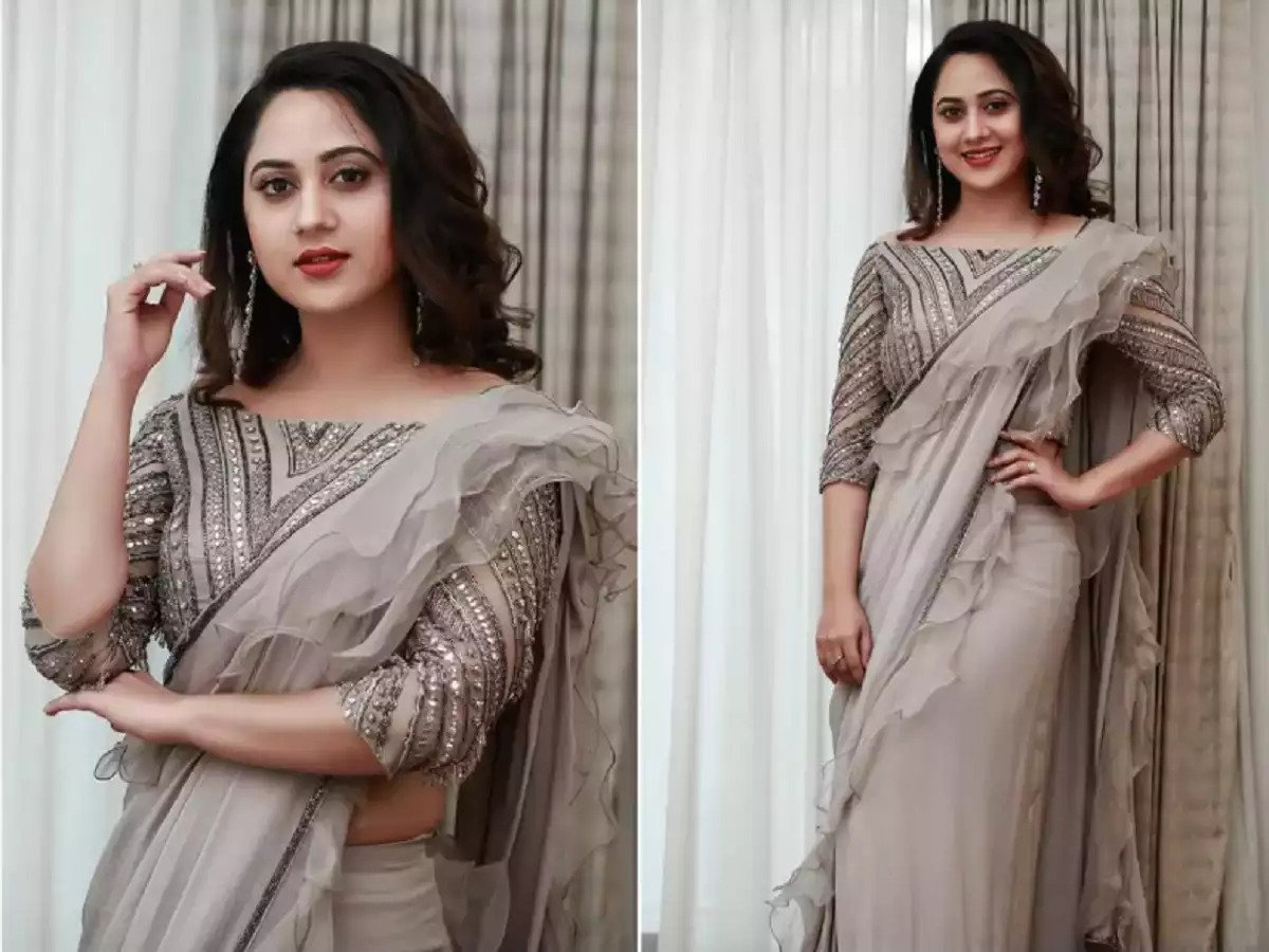 Unique Look with The Latest Daily Wear Saree Blouse